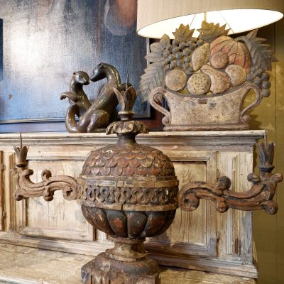 Paire de grands candélabres italiens en bois sculpté polychrome XVIIIE