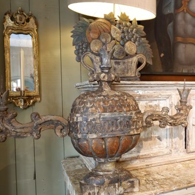 Paire de grands candélabres italiens en bois sculpté polychrome XVIIIE