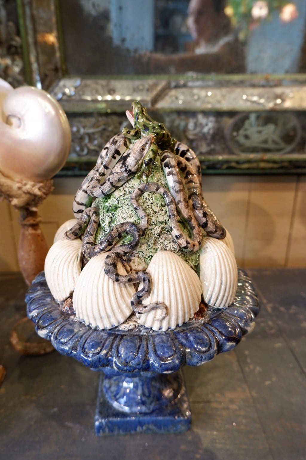 COUPE SUR PIED EN BARBOTINE TROMPE L'ŒIL  "COQUILLAGE AU SERPENT" DANS LE GOUT DE PALISSY
