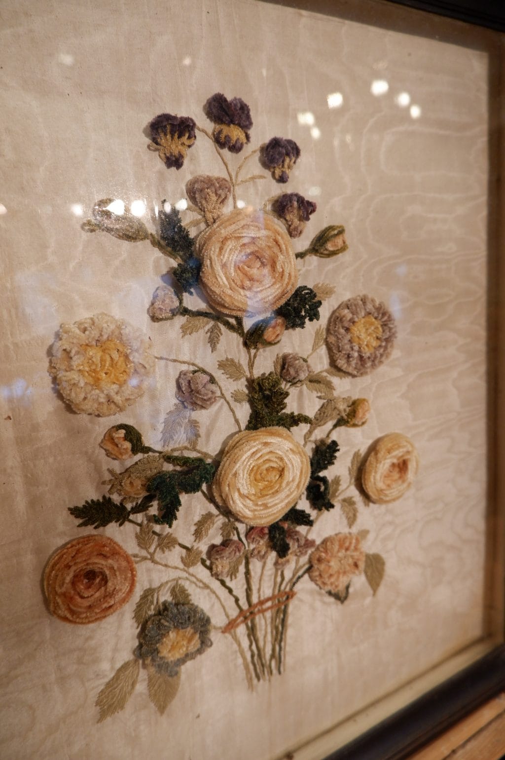 Paire de bouquets sous-verre en soie brodée motif chenille XVIIIE – Image 2
