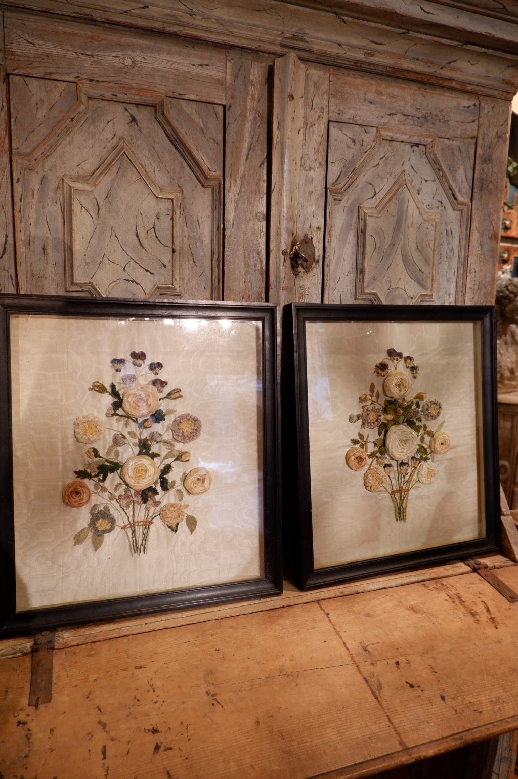 Paire de bouquets sous-verre en soie brodée motif chenille XVIIIE – Image 4