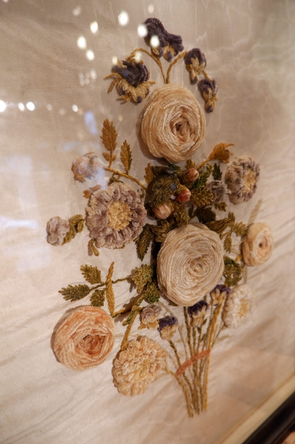 Paire de bouquets sous-verre en soie brodée motif chenille XVIIIE – Image 3