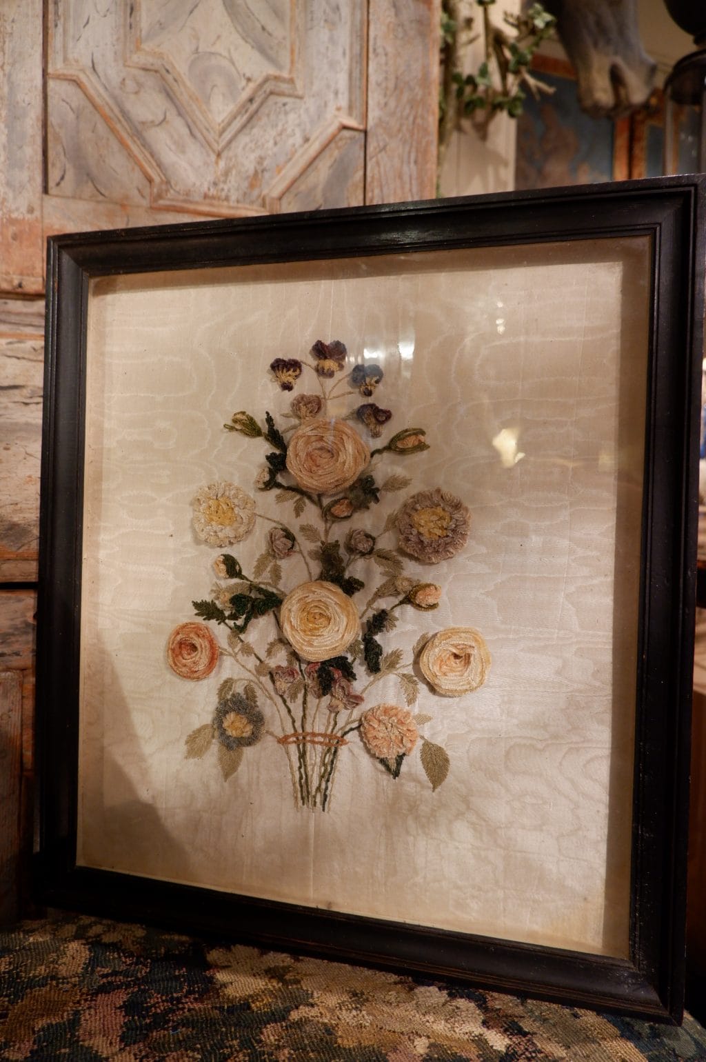 Paire de bouquets sous-verre en soie brodée motif chenille XVIIIE