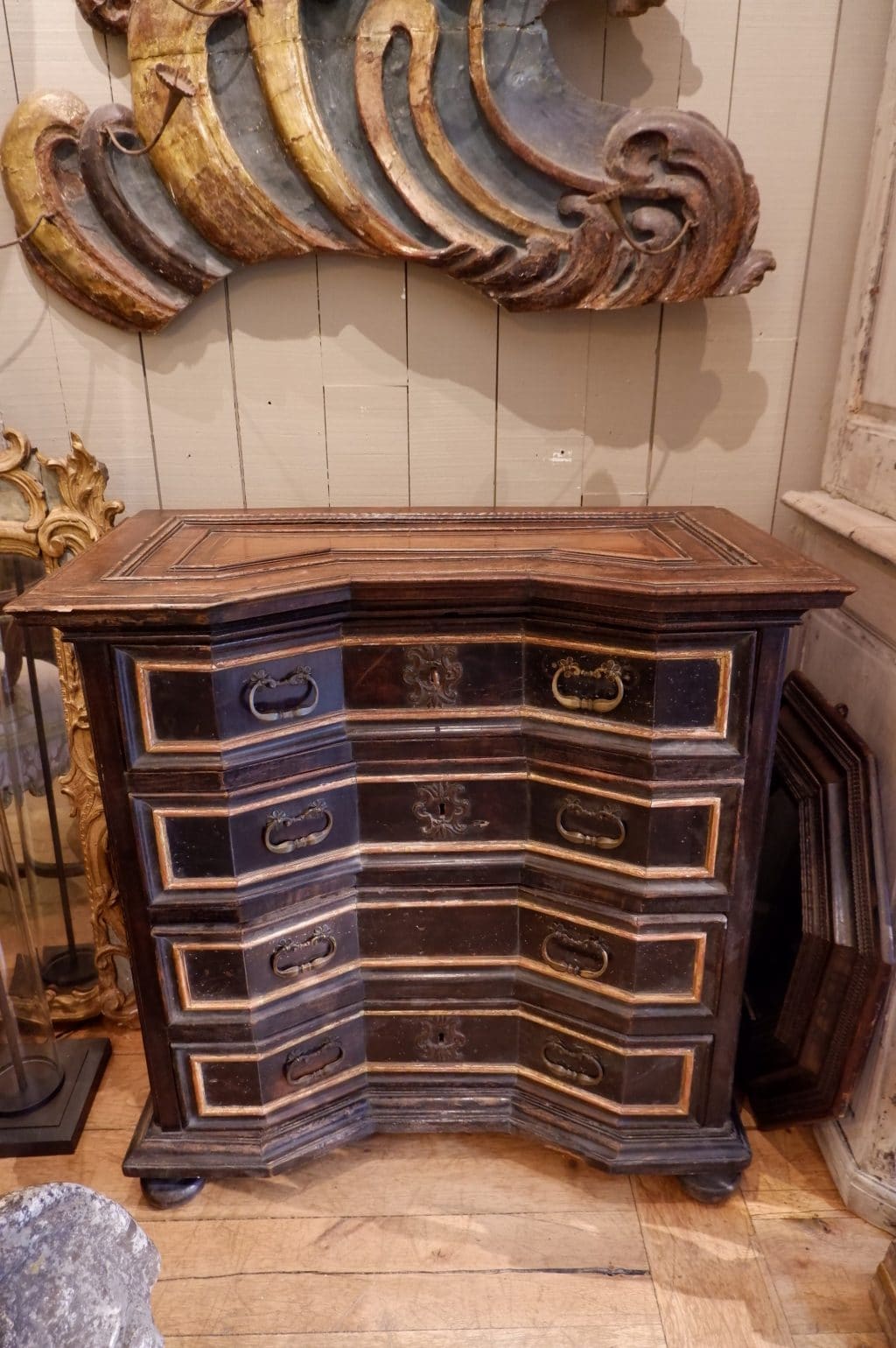 Commode italienne en noyer ciré fin XVIIE