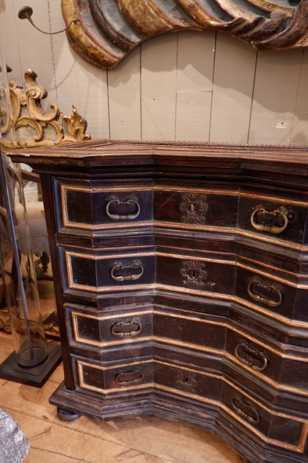 Commode italienne en noyer ciré fin XVIIE – Image 3