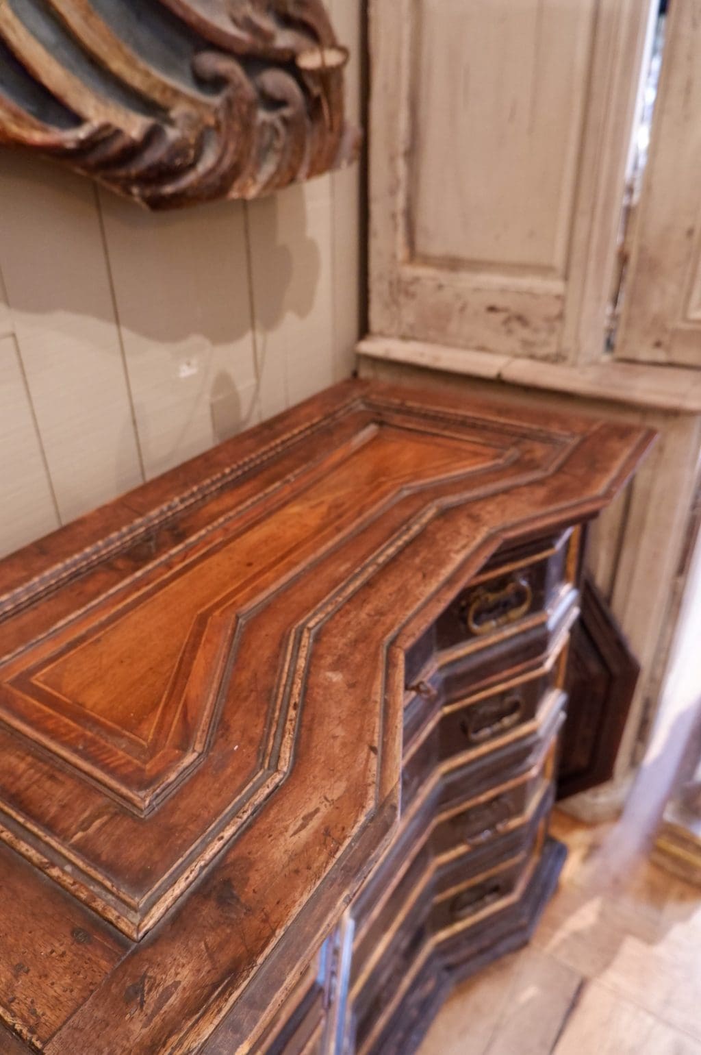Commode italienne en noyer ciré fin XVIIE – Image 2