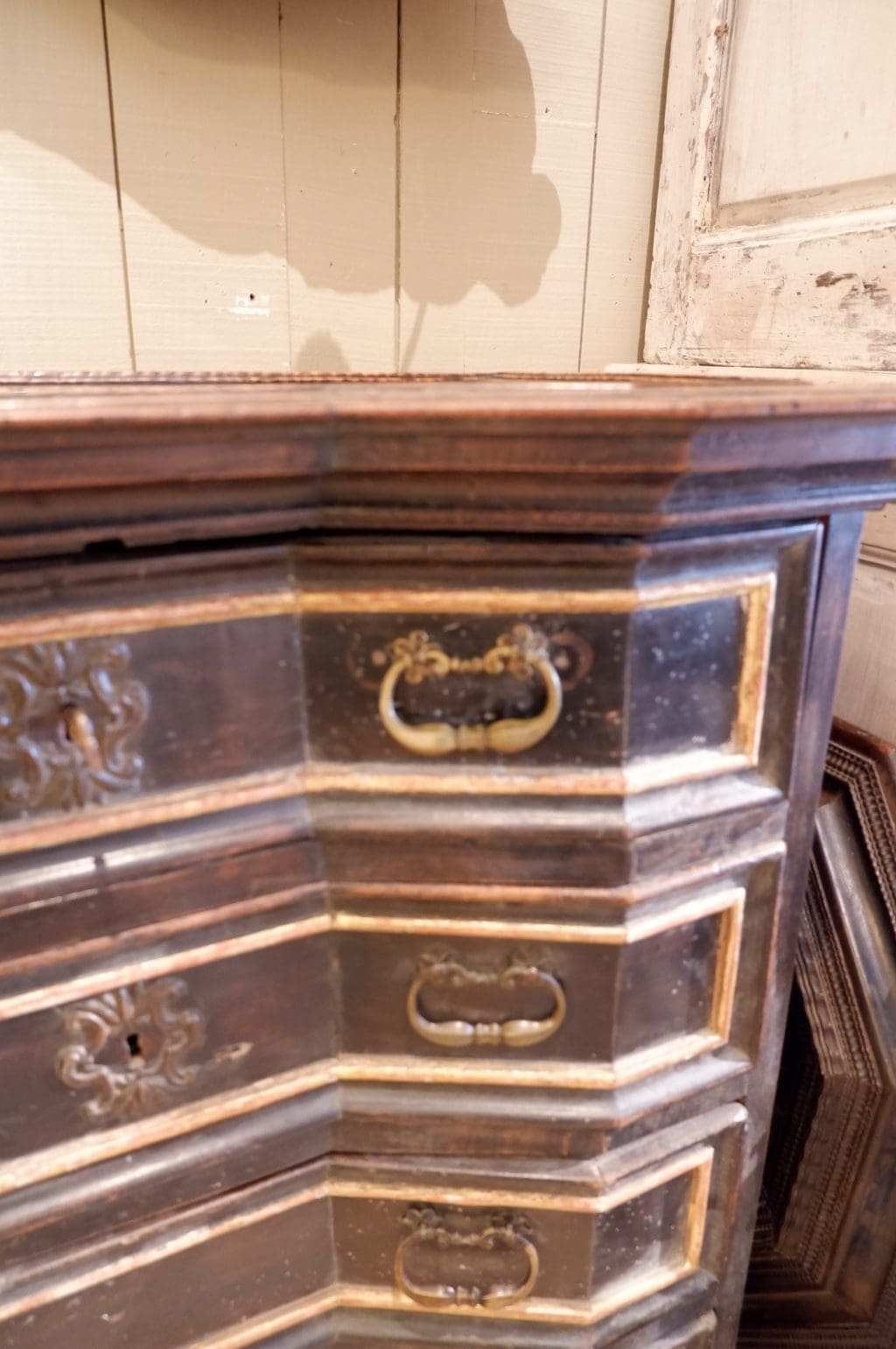 Commode italienne en noyer ciré fin XVIIE – Image 4
