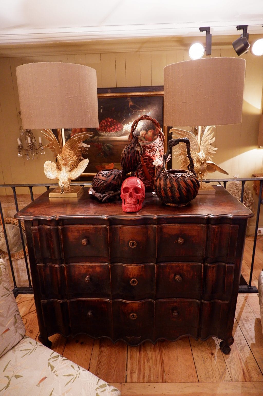 Grande commode serpentine en bois ciré époque XVIIIE