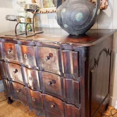 Large serpentine chest of drawers in waxed wood, 17th century
