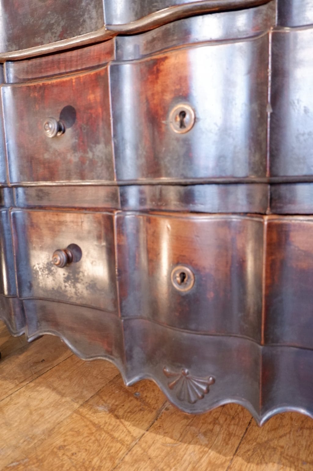 Grande commode serpentine en bois ciré époque XVIIIE – Image 3