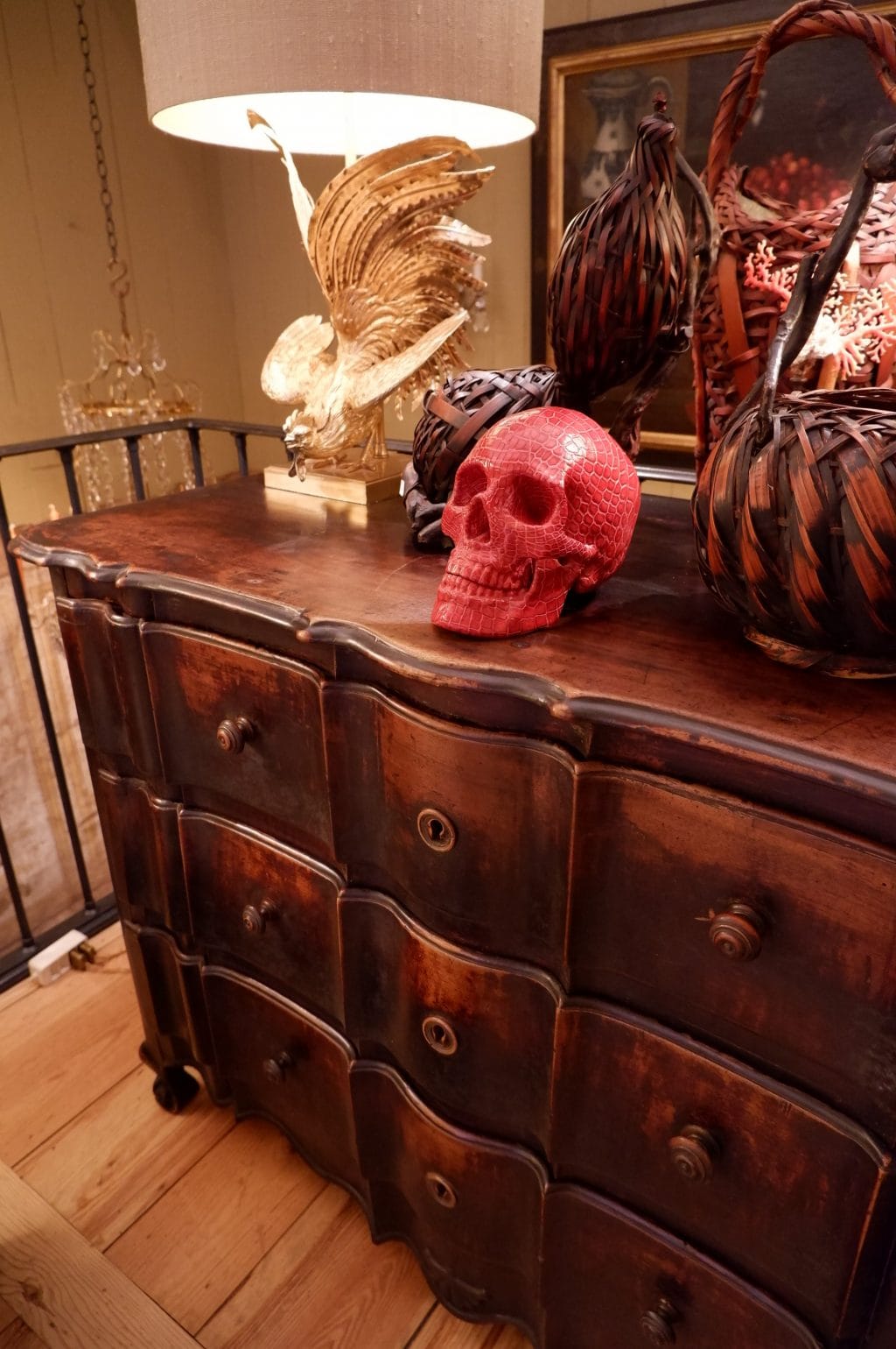 Grande commode serpentine en bois ciré époque XVIIIE – Image 2
