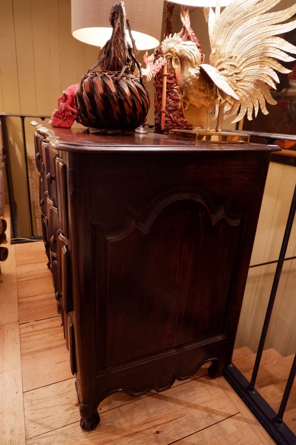 Grande commode serpentine en bois ciré époque XVIIIE – Image 6