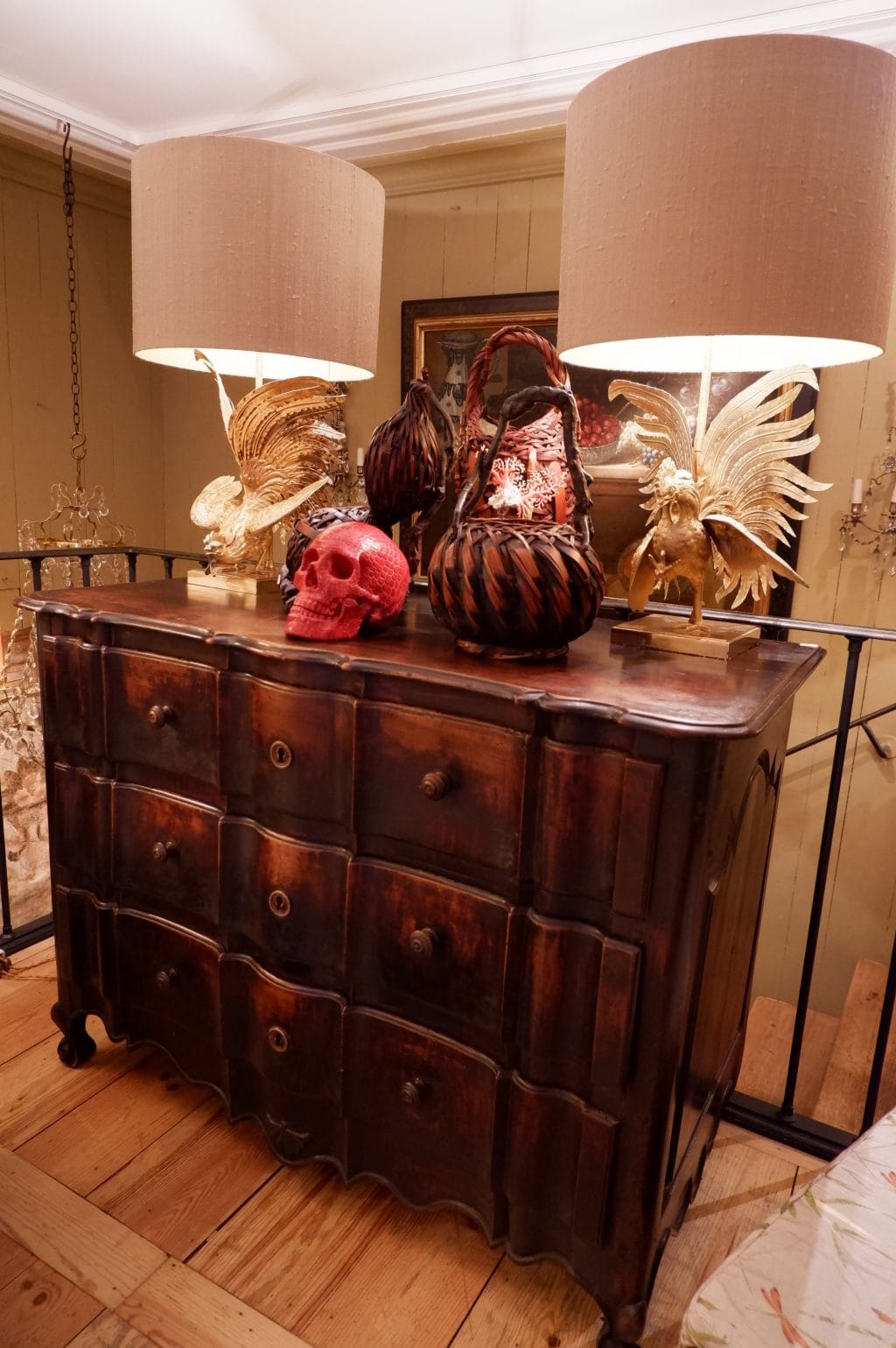 Grande commode serpentine en bois ciré époque XVIIIE – Image 7