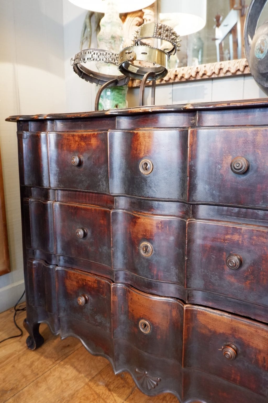 Grande commode serpentine en bois ciré époque XVIIIE – Image 8