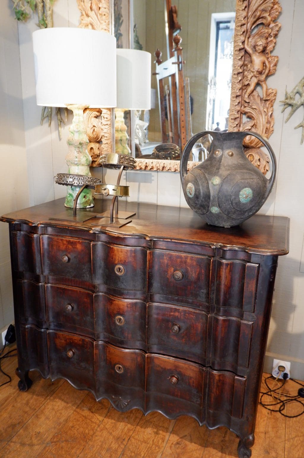 Grande commode serpentine en bois ciré époque XVIIIE – Image 4