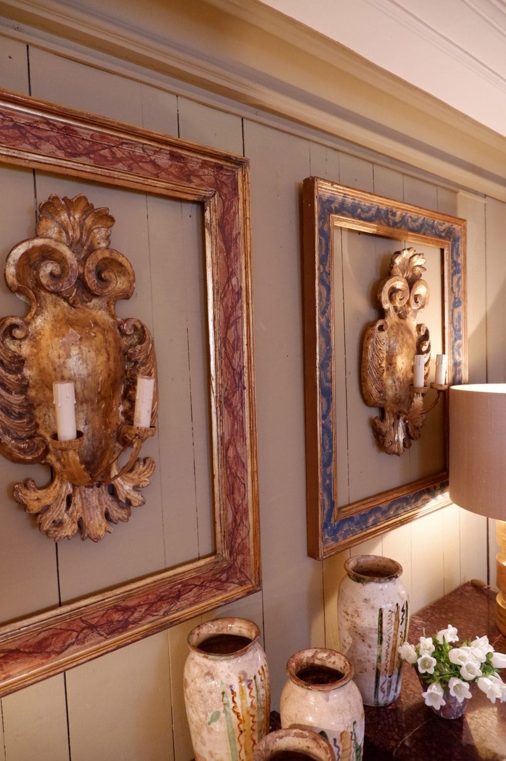 Paire de cadres italiens en bois doré décor faux-mabre vert & rouge d'époque XVIIIE