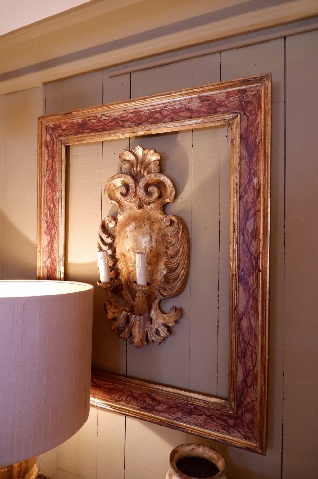 Paire de cadres italiens en bois doré décor faux-mabre vert & rouge d'époque XVIIIE – Image 3