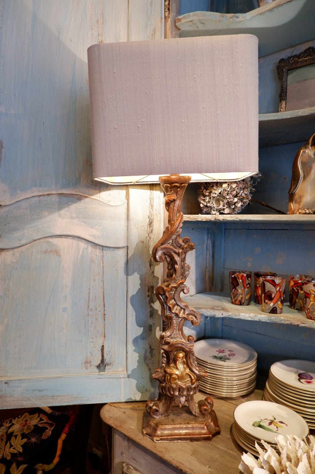 Une paire de lampes éléments plats XVIIIE à la feuille d'argent + aj en soie grise