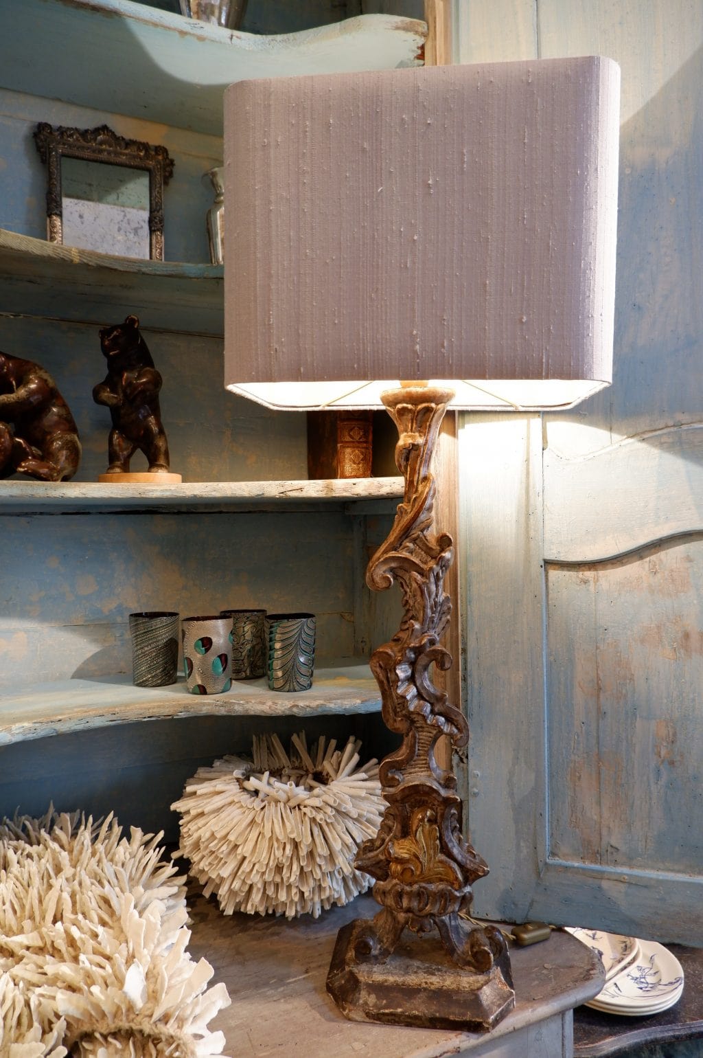 Une paire de lampes éléments plats XVIIIE à la feuille d'argent + aj en soie grise – Image 4