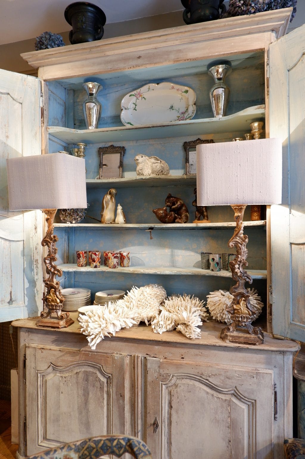 Une paire de lampes éléments plats XVIIIE à la feuille d'argent + aj en soie grise – Image 2