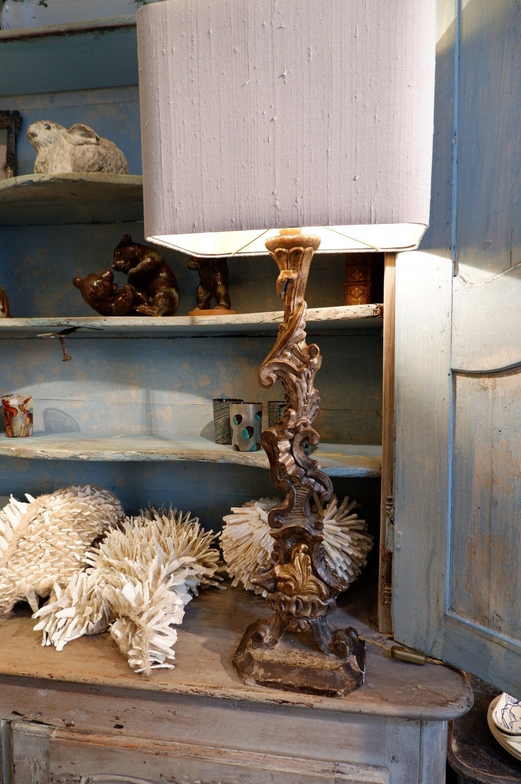 Une paire de lampes éléments plats XVIIIE à la feuille d'argent + aj en soie grise – Image 3