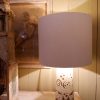GRANDE LAMPE EN CERAMIQUE BLANCHE FLEURS MARRON SUEDE CA.1970