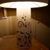 GRANDE LAMPE EN CERAMIQUE BLANCHE FLEURS MARRON SUEDE CA.1970 – Image 2