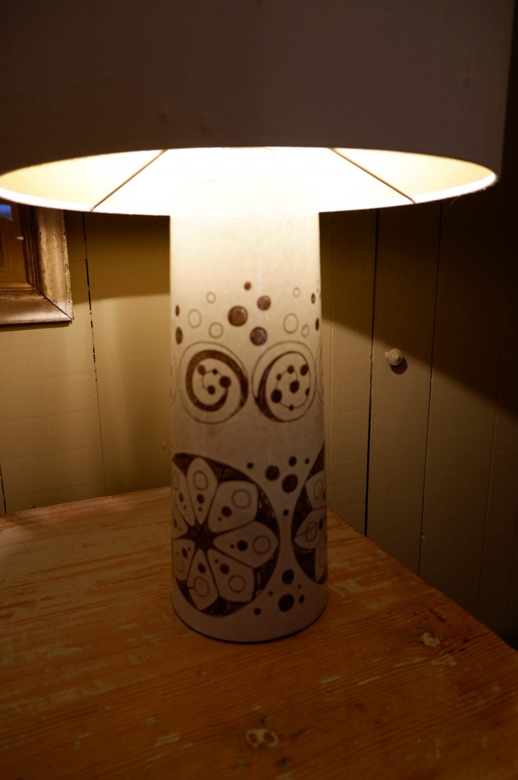 GRANDE LAMPE EN CERAMIQUE BLANCHE FLEURS MARRON SUEDE CA.1970 – Image 2
