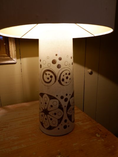 GRANDE LAMPE EN CERAMIQUE BLANCHE FLEURS MARRON SUEDE CA.1970
