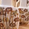 Paire de lampes à poser en  porcelaine et fleurs beiges  par Ellen MALMEca.1960 – Image 2