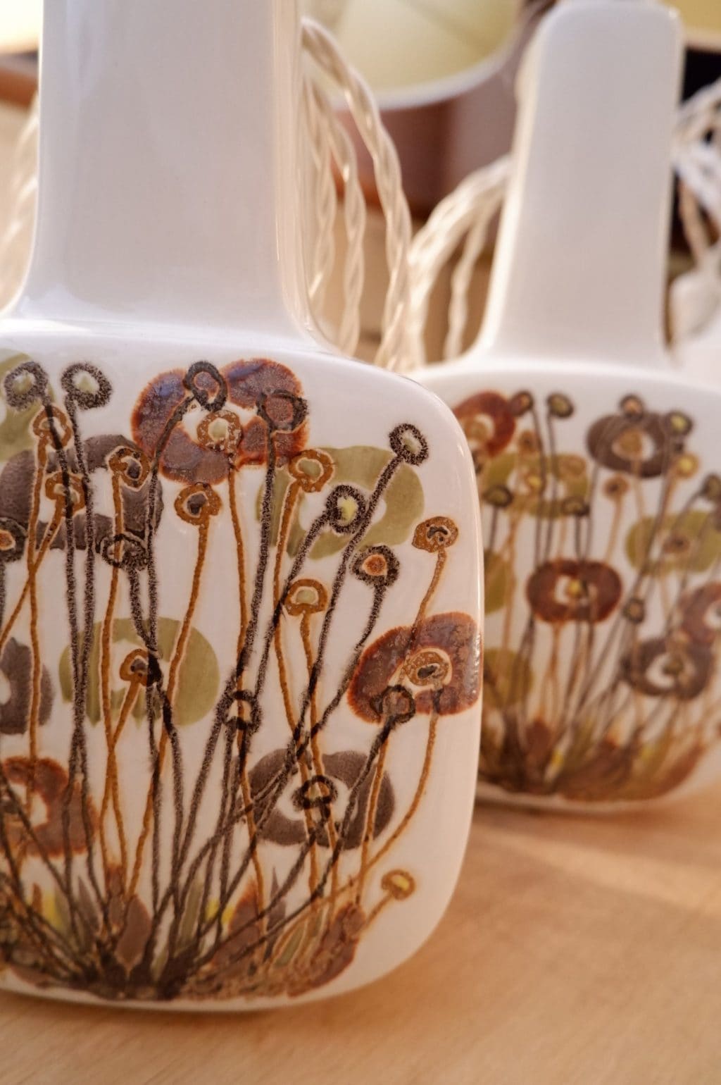 Pair of porcelain table lamps with beige flowers by Ellen MALMEca.1960 - Image 2