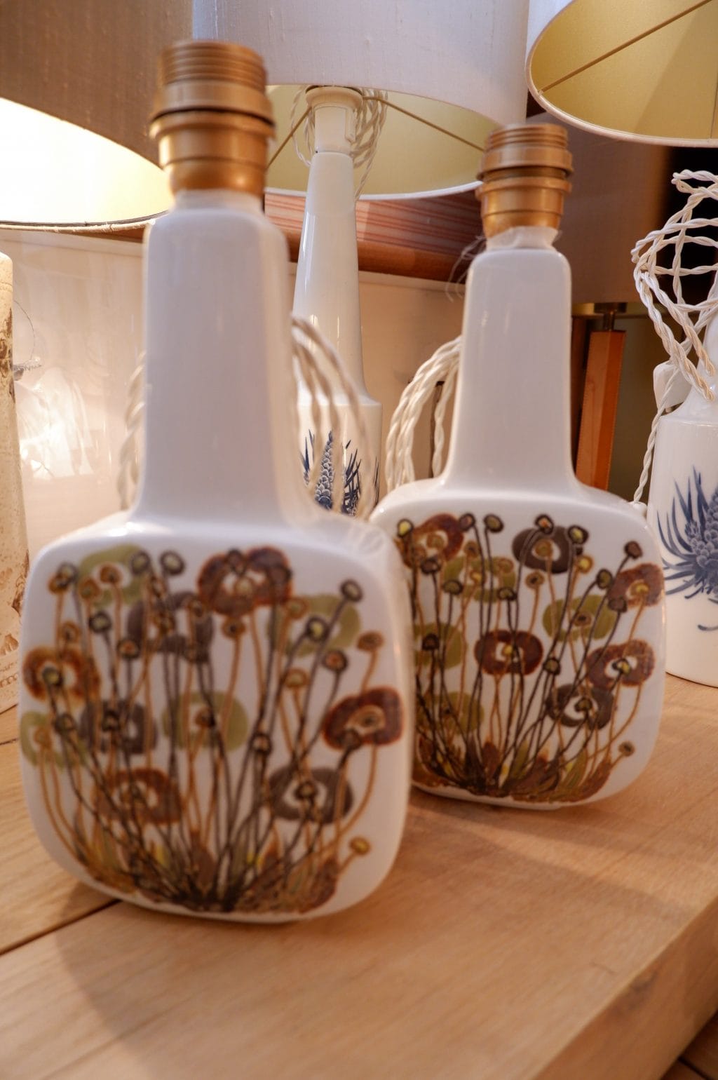 Pair of porcelain table lamps with beige flowers by Ellen MALMEca.1960