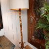 Paire de lampadaires porte-flambeaux Toscans polychromes sur socle chapiteau en marbre sculpte