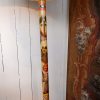 Paire de lampadaires porte-flambeaux Toscans polychromes sur socle chapiteau en marbre sculpte – Image 5