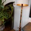 Paire de lampadaires porte-flambeaux Toscans polychromes sur socle chapiteau en marbre sculpte – Image 4