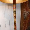 Paire de lampadaires porte-flambeaux Toscans polychromes sur socle chapiteau en marbre sculpte – Image 2