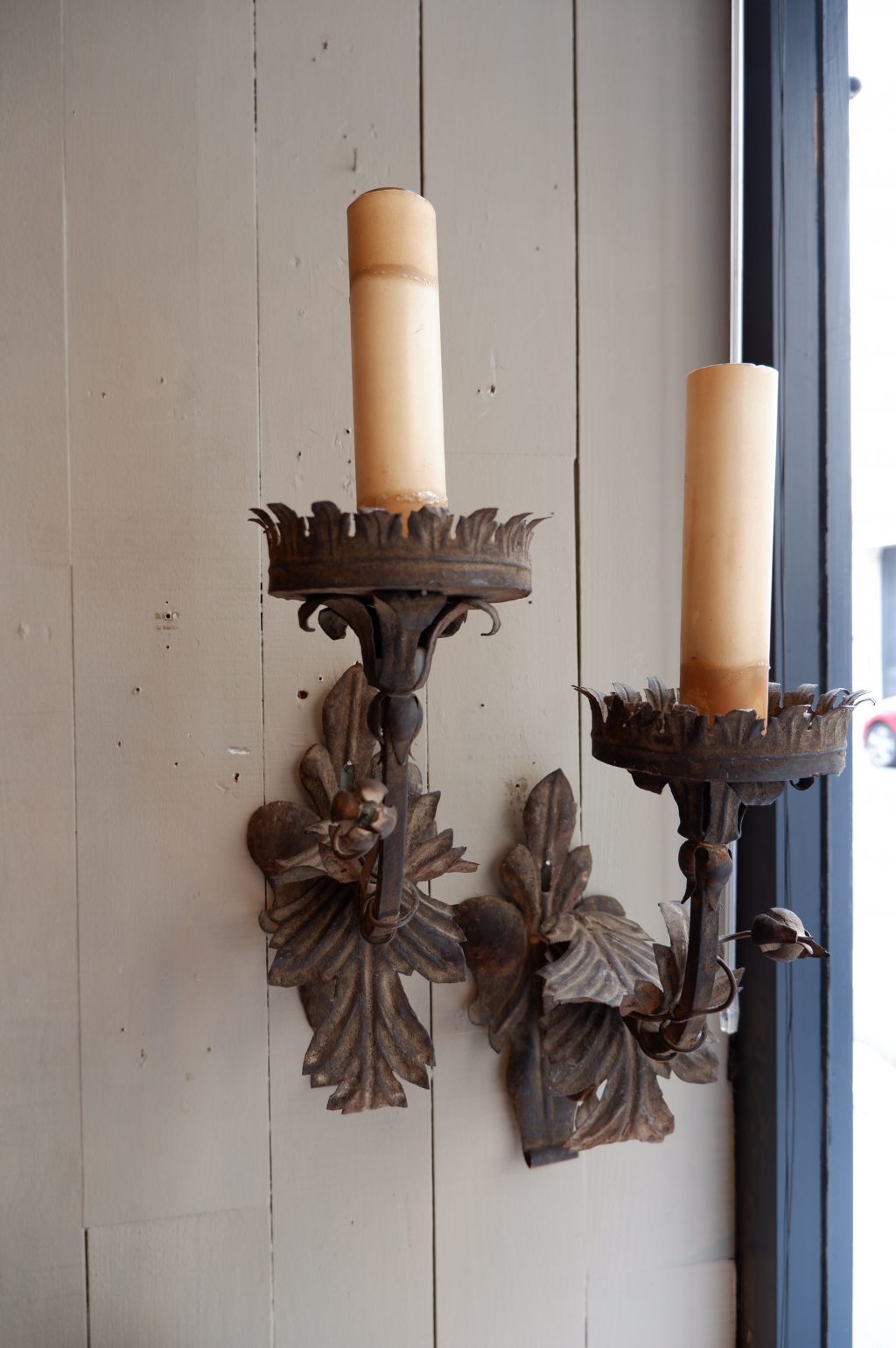 PAIR OF LARGE LEAF AND FLOWER BUTTON APPLIQUES IN 19th CENTURY IRON - Image 4
