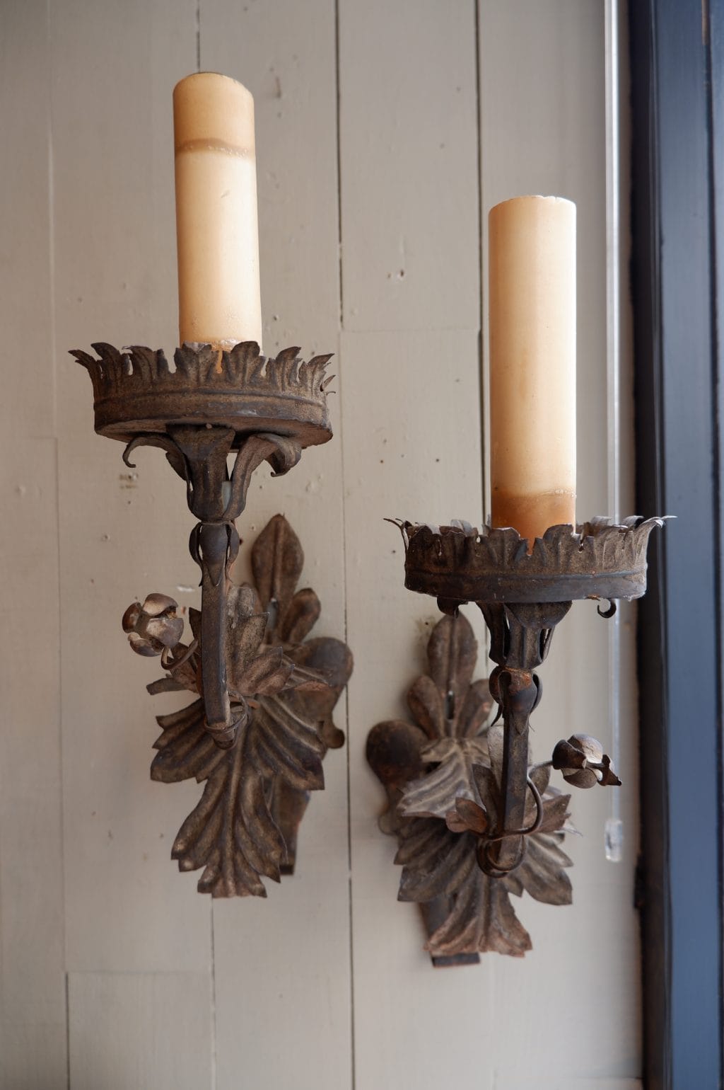 PAIR OF LARGE LEAF AND FLOWER BUTTON APPLIQUES IN 19th CENTURY IRON - Image 3