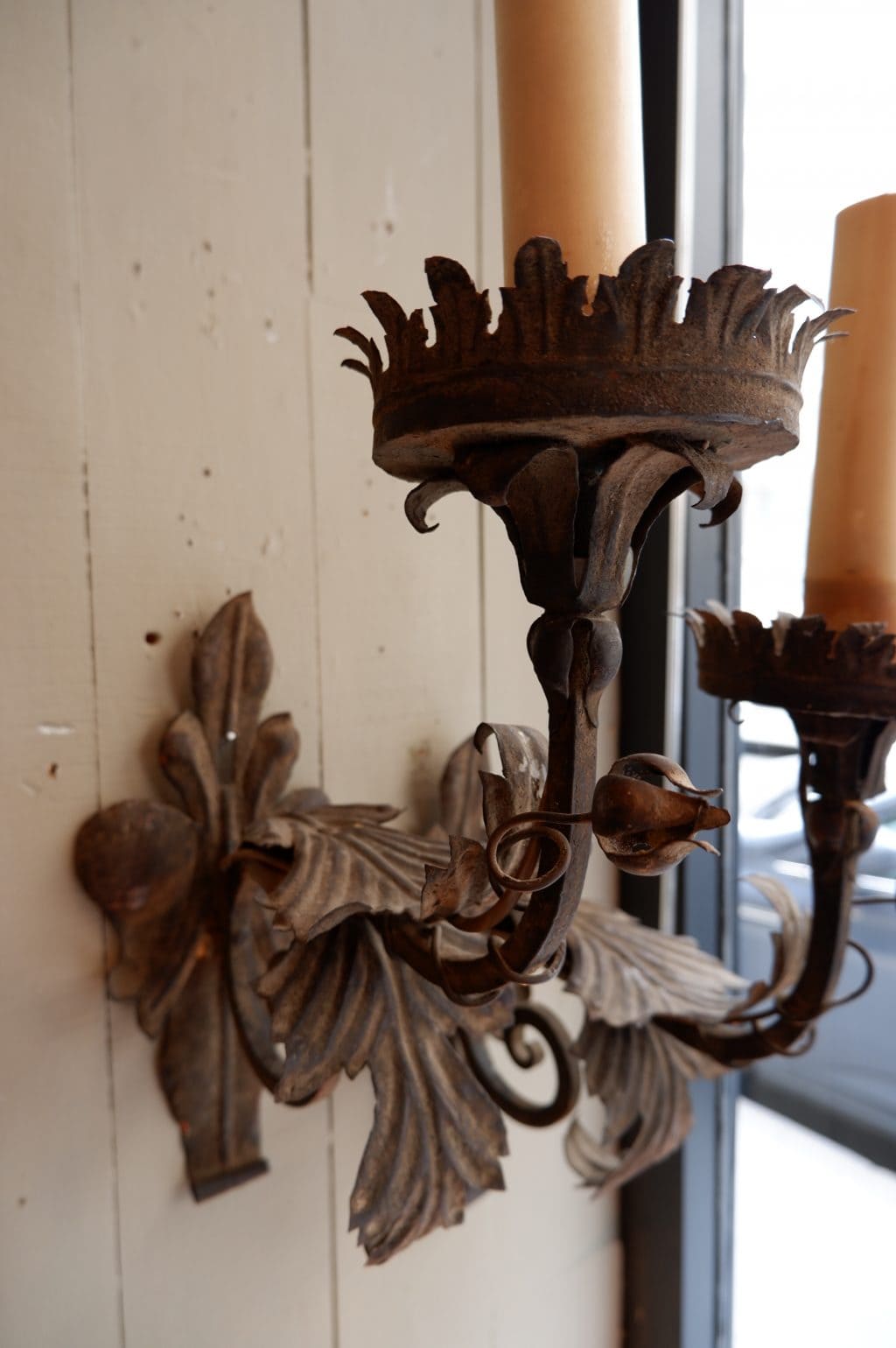 PAIR OF LARGE LEAF AND FLOWER BUTTON APPLIQUES IN 19th CENTURY IRON - Image 2