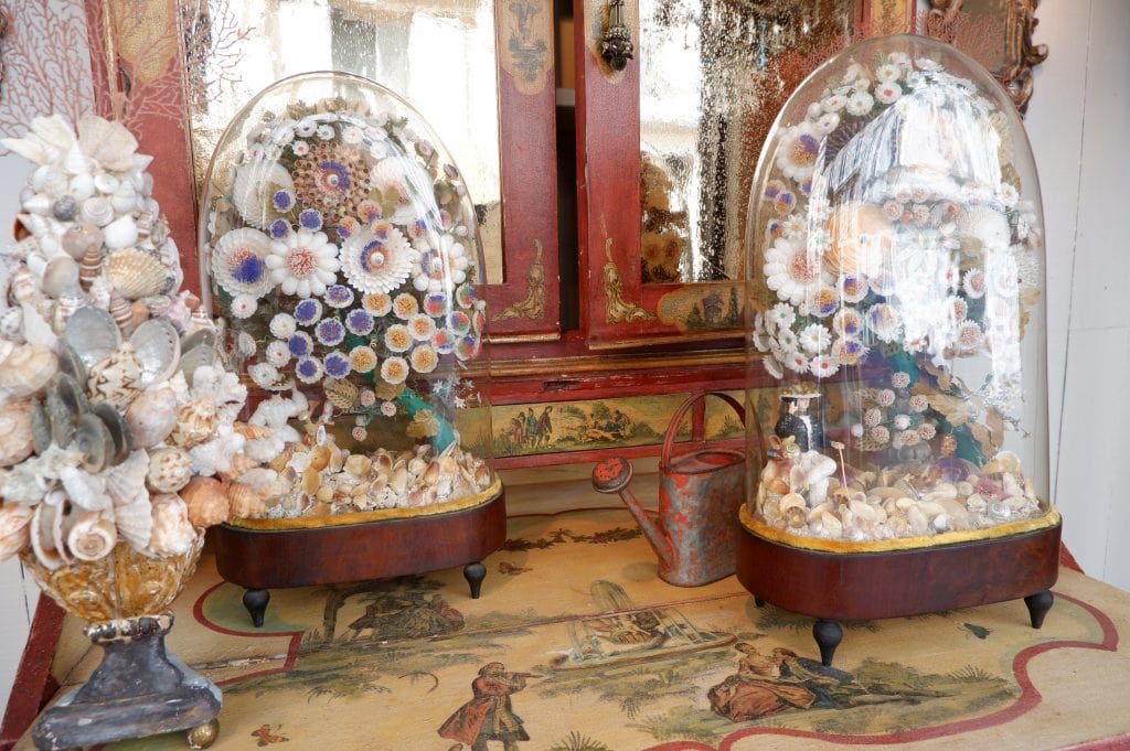 Une paire de globes compositions de coquillages période Victorienne ca.1880 – Image 2