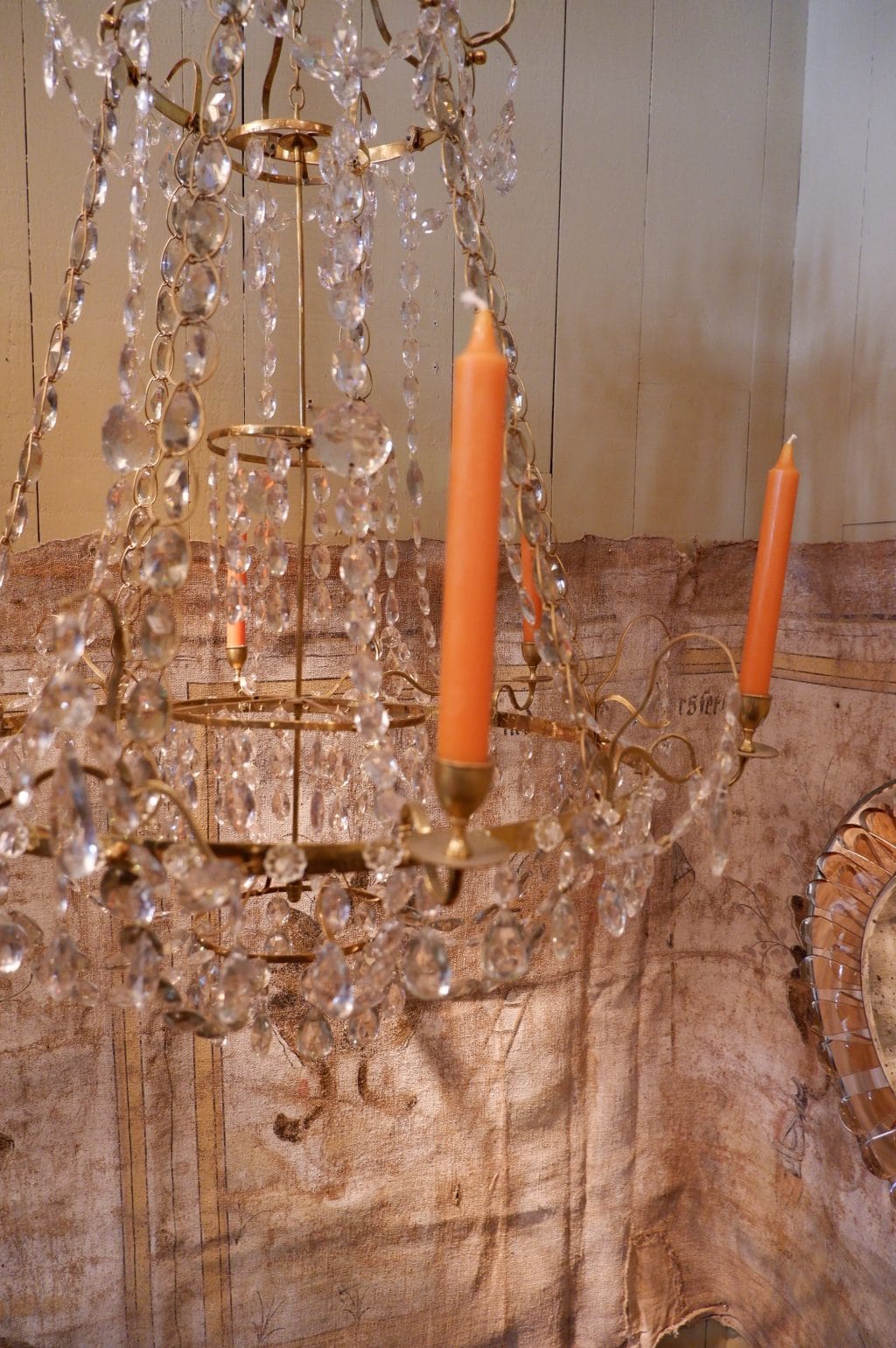 A late 19th century Gustavian chandelier in gilded brass &amp; cut glass cabochons - Image 2
