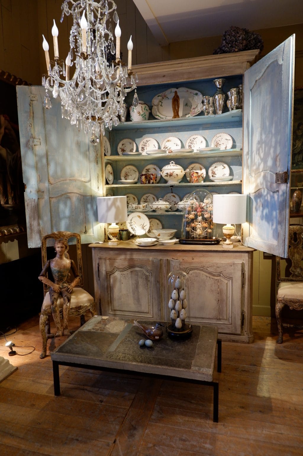 Grand buffet double corps Louis XV en noyer d'époque XVIIIe