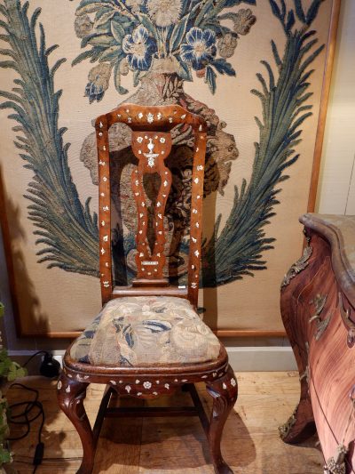 Une paire de chaises baroques décor en incrustation d’os ca.1800 & assise en tapisserie verdure