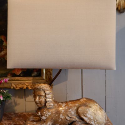 Une paire de lampes sphinges en bois doré XVIIIE+ AJ soie mordorée