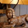 Une paire de lampes sphinges en bois doré XVIIIE+ AJ soie mordorée – Image 6