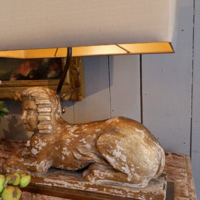 Une paire de lampes sphinges en bois doré XVIIIE+ AJ soie mordorée