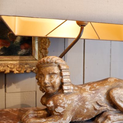 Une paire de lampes sphinges en bois doré XVIIIE+ AJ soie mordorée