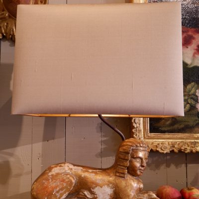Une paire de lampes sphinges en bois doré XVIIIE+ AJ soie mordorée