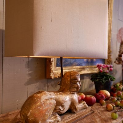 Une paire de lampes sphinges en bois doré XVIIIE+ AJ soie mordorée