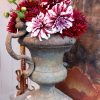 Une paire de petits vases à anses en fonte verte d'époque XVIIIe